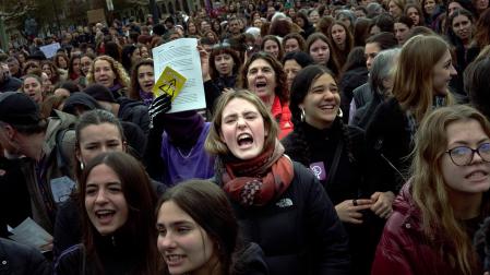 Fotos de la marcha feminista que ha recorrido Pamplona este 8 de marzo.