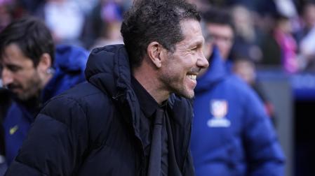Diego Simeone sonríe antes de empezar el partido entre el Atlético de Madrid y la Real Sociedad en el Metropolitano