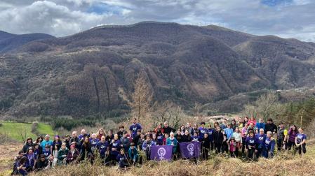 Participantes en la marcha de montaña, este domingo en Ezkurra, con el casco urbano, al fondo.