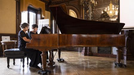 Las pianistas Francesca Croccolino y Silvia Sicunza durante el concierto