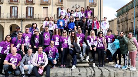 Hombres y mujeres en la fuente de la plaza instantes antes de la carrera