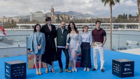 Fernando González Molina (3º por la izda.) con parte del reparto: Anna Castillo, Elisabeth Martínez, Lola Rodríguez y Manu Ríos, ayer, en el Festival de Málaga.