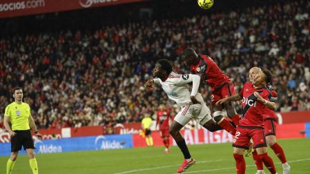 El defensa senegalés del Rayo Nobel Mendy pelea un balón aéreo con el delantero nigeriano Akor Adams, del Sevilla