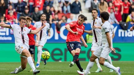 Ante Budimir golpea el balón con maestría en el 2-2 contra el Mallorca.