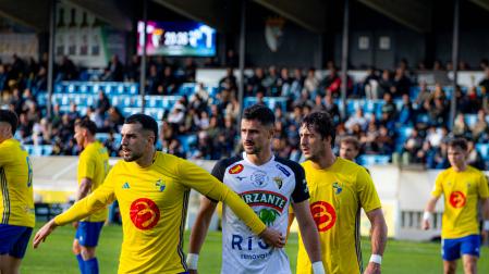 Naranjo, autor del primer gol del Tudelano, entre varios defensas del Ebro