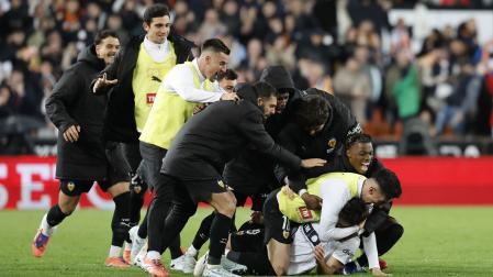 Los jugadores del Valencia celebran el gol de Diego López, tercer gol del equipo ché