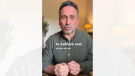 El psicólogo Álvaro Bilbao en un momento de su vídeo sobre padres narcisistas