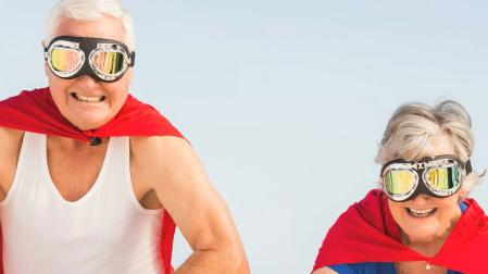 Dos ancianos disfrazados de superhéroes
