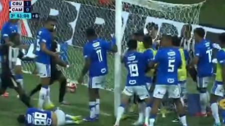 Tangana generalizada y récord brasileño... con 23 expulsiones en el Cruzeiro-At. Mineiro