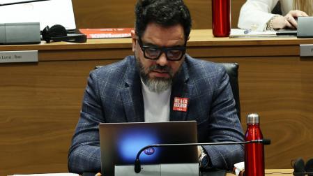 Ramón Alzórriz lució pegatina de No a la guerra en el último pleno del Parlamento