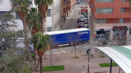 El camión bloqueado en el centro de Tudela