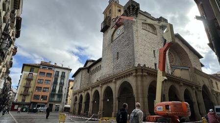 La iglesia de San Nicolás, con la grúa a la altura de la torre, este 9 de marzo.