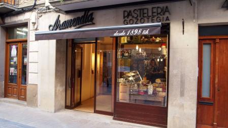 La Pastelería Aramendia de Sangüesa se ubica en la calle Mayor, muy cerca del consistorio