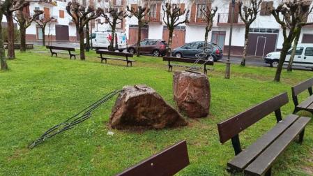 Estado en que quedó la forja escultural dedicado a Mauricio Elizalde y Félixi Iriarte en Elizondo.