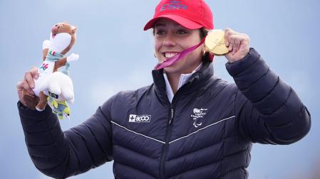 La esquiadora madrileña Audrey Pascual, de 21 años, muestra la medalla de oro en supergigante