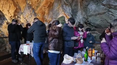 Imagen de la cata a ciegas levada a cabo este lunes en las entrañas de Mendukilo.