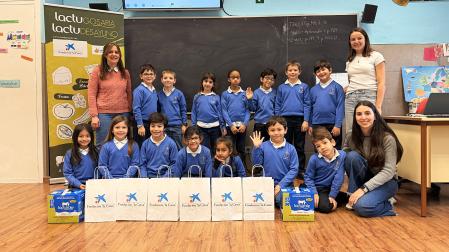 Alumnos y alumnas de primaria junto con las profesoras del Colegio Evangelista y la nutricionista Anne Azkona