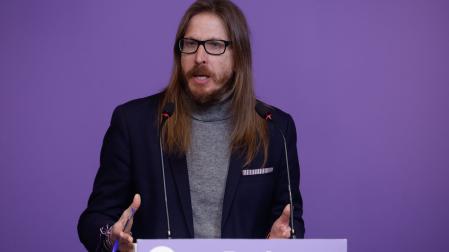 El secretario de Organización y portavoz de Podemos, Pablo Fernández, durante la rueda de prensa que ha ofrecido este lunes en Madrid