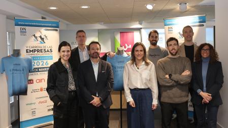 TODO LISTO. La sede de Laboral Kutxa en Pamplona acogió ayer por la mañana el último acto antes de la V Carrera de las Empresas DN Management. Una cita en la que participaron (de izda. a dcha.): Ana Ursúa (AIN), Pello Bayona (Laboral Kutxa), Iñigo Arruti (Gobierno de Navarra), Alicia Nicolás (Diario de Navarra), Iñigo Fernández (WeekUp), Pablo Albizu (540), Sergio Rodríguez (M2 Eventos) y Maitane Bueno (Laboral Kutxa).