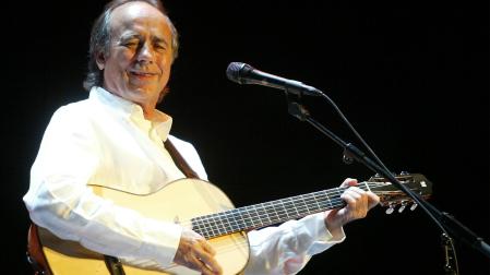 Joan Manuel Serrat, acompañado de su guitarra, durante los primeros minutos del concierto que ofreció el 7 de mayo de 2005 en Baluarte