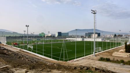 Una vista de los dos campos de hierba artificial que se han construido en el nuevo Tajonar y que están cerca de abrirse. La foto se tomó la semana pasada