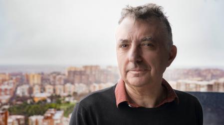 Dice Manuel Vilas que todas sus novelas son "novelas de un poeta que camufla la poesía en novela"