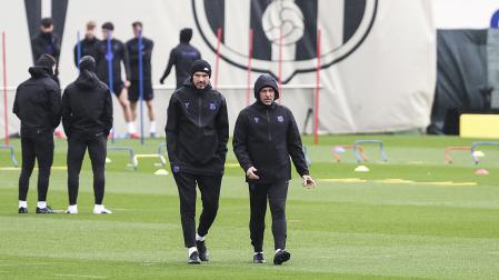 Hansi Flick conversa con uno de sus ayudantes durante un entrenamiento en la Ciudad Deportiva Joan Gamper