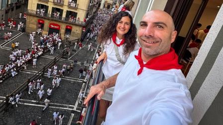 Emanuel Perathoner, junto a su mujer Belén Cano, los pasados Sanfermines