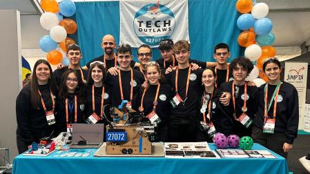 Foto de grupo de los estudiantes que integraron el equipo de “Más que robots” y sus monitores