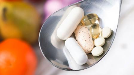 Varias pastillas de suplementos alimenticios