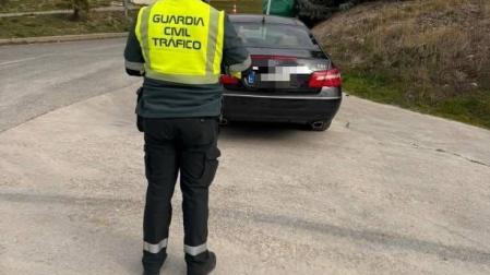 Un agente de Guardia Civil, con el vehículo sancionado