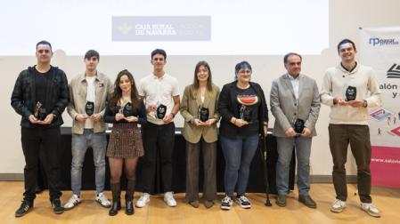 Los jóvenes reconocidos en los Premios Talento. Desde la izquierda: Pedro Pérez Méndez, Daniel García Miñes, Amaia Mansoa Nuñez, Xabier Villanueva Calvo, María Rueda Mangado, Dorleta García Melero, Antonio Gil Bravo (padre de Adrián Gil Korilis) y Pablo Sánchez Bergasa