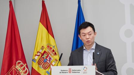 El director de Inversiones de Hithium, Hao Wang, durante la rueda de prensa en el Palacio de Navarra