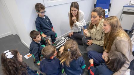Estudiantes de Enfermería con niños del colegio Larraona