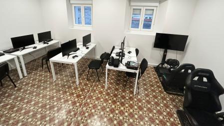 El nuevo Centro Sociocultural de Santacara dispone también de una sala de co-working completamente equipada, con ordenador, pantalla, altavoces y conexión a internet
