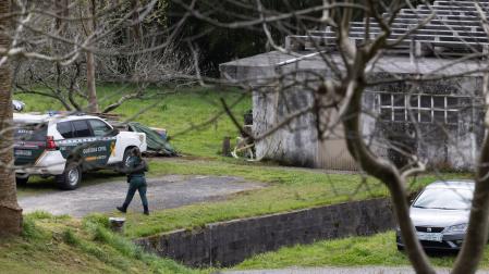 Agentes de la Guardia Civil llevan a cabo este martes una operación contra el tráfico ilegal de angulas en la zona de Aginaga, en Usurbil