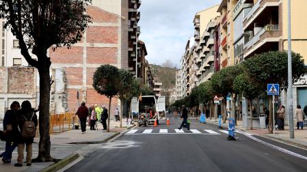 Paseo de la Inmaculada este martes 10 de marzo, ya asfaltado y con el pintado de la nueva señalización para aparcar en marcha.