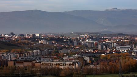 Vista de Sarriguren desde Ardanaz de Egüés. Al fondo, Pamplona