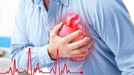 Un hombre se agarra la zona del corazón durante un infarto