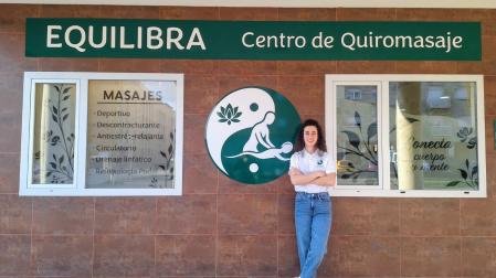 Adriana Aranguren Blanco, en la fachada principal de su centro de quiromasaje Equilibra