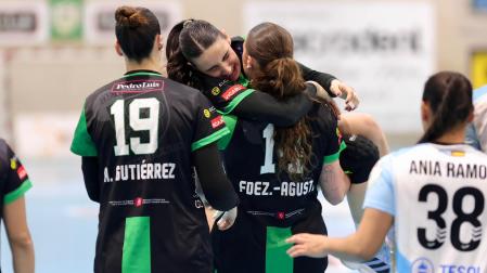 Maialen Orbañanos, con gesto de dolor, en brazos de Isi tras lesionarse la rodilla izquierda en los primeros segundos del encuentro