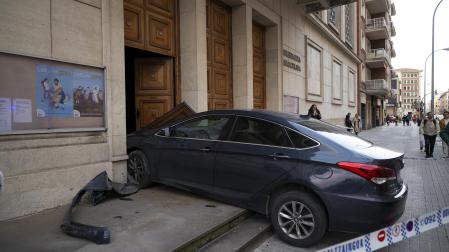 Un coche se empotra contra la puerta de la iglesia de Jesuitas en Pamplona