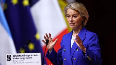 La presidenta de la Comisión Europea, Ursula von der Leyen, pronuncia un discurso durante la sesión plenaria inaugural de la Cumbre de Energía Nuclear del OIEA en París