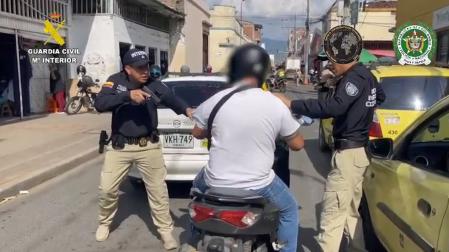 Vídeo de la detención en Colombia de un hombre reclamado en España por una agresión sexual en Navarra