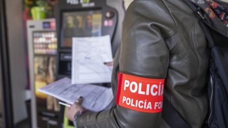 Una agente de la Brigada de Juego y Espectáculos de Policía Foral, en una inspección.