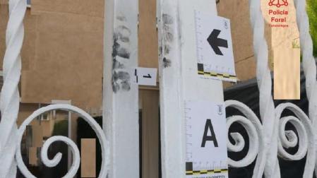 Huellas dactilares del autor del robo en la verja de la vivienda