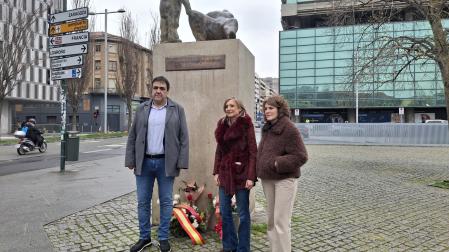 La presidenta de UPN, Cristina Ibarrola (centro) deja flores ante el monumento a las víctimas del terrorismo por el Día Europeo de las Víctimas del Terrorismo