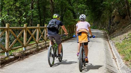 Dos ciclistas por la vía verde del Bidasoa
