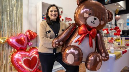 La propietaria de Party Land Tudela, Rocío Pradilla Redrado, posa en el interior del establecimiento con varios de los globos gigantes que son uno de los productos estrella de su tienda