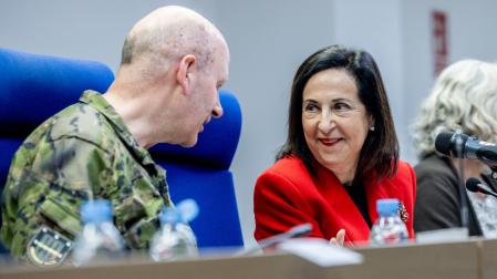 La ministra de Defensa, Margarita Robles, en su visita al MOPS en la base de Retamares en Pozuelo de Alarcón